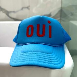 CLARE V "OUI" TRUCKER HAT